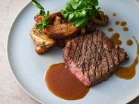 亀岡牛のグリル 京都産レモン香るグレイビーソース（スープ・サラダ・パン・コーヒーまたは紅茶付）