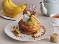 [April Only] Special weekday-only all-you-can-drink set / Pancakes with caramel banana and banana confiture, served with hojicha custard sauce