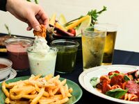 【テラス席 2026 BEER GARDEN】飲めるチキン食べ放題+3時間飲み放題