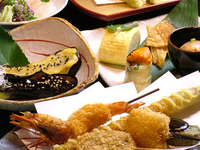 [¥6,500] A luxurious course including obanzai (Kyoto-style home cooking), sashimi, grilled fish, kushikatsu (deep-fried skewers), and kamameshi (rice cooked in a pot).