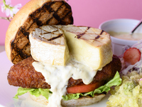 安曇野わさび薫る　白馬豚カツ×カマンベールバーガー 