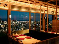 桌（可容納 5-6 人），面向窗戶的私密座位。