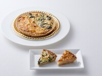 【テイクアウト】サーモンとほうれん草 ベーコンとポテトのキッシュ