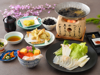 5% discount online only! [Lunch] Enjoy the bounty of Hakodate's sea and mountains: Hokkaido Squid Shabu-Shabu Set Meal ~Hakodate kelp broth, fragrant seaweed, local mushroom tempura, and mini seafood bowl~