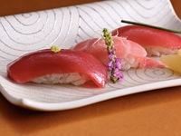 握り寿司ー和ーマグロ3種(赤身、中トロ、大トロ)食べ比べを含む寿司14種