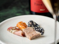 【8Fバーフロア限定】選べる乾杯ドリンク付 & アペリティフプレート付き