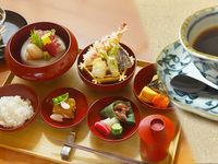 Mittagessen: Frische grüne Winde, großes Portionsmenü