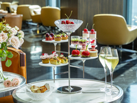 【16時・16時半入店】コンラッド・ベア付き・チェリー＆ローズデラックスアフタヌーンティー 