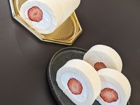 純白ロールケーキ　国産いちご
