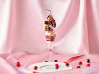 【土日祝】「メッセージプレート&1ドリンク付き大人のご褒美パフェ　気品溢れるジュエリーのような美しさ～ダークチェリー&ピスタチオ～」