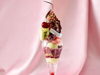 【土日祝】「メッセージプレート&パスタ付き大人のご褒美パフェ　気品溢れるジュエリーのような美しさ～ダークチェリー&ピスタチオ～」