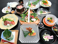 “Limited to visits from July 18–31 / 50% off room rate” Seasonal kaiseki course 35