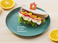 ハニーマスタードチキンとオレンジジャムのサンドイッチ