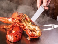 5月1日～6月末まで<初夏の味覚コース>沖縄県産いかの前菜、エスカルゴとズッキーニ、オマール海老をアメリケーヌソースで、黒毛和牛ヒレ（100g）ガーリックライスまで。