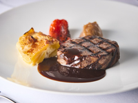 EXECUTIVE LUNCH COURSE　　　　　　　　　　　　　　　　　　　　　　　　前菜＋スープ＋シーフード＋国産牛ステーキ＋デザート