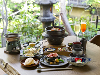 Private room overlooking the garden, limited to private lunch reservations: [Meet and Greet Course] Includes a celebratory toast drink. Features: Homemade Tofu / Abalone and seasonal fish with sea urchin shabu-shabu & Japanese Black Wagyu beef roast / Goldeneye snapper clay pot rice. Weekday special price: 9900 yen (tax included)