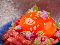 여름의 【우시미츠 반짝임(반짝반짝) 코스】오늘은 고기의 날! 그런 날에 즐길 수 있는 코스를 준비했습니다. 와규의 유케 상품을 시작으로 구애된 양념으로 드실 수 있는 엄선 야키니쿠 9종 준비!