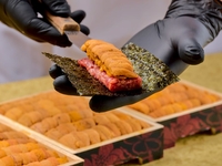 夏季【牛光特色套餐】包括「牛光烤牛肉～特製醬汁～」等新品，以及「精選和牛海膽熱狗」和「辣味擔擔麵」。