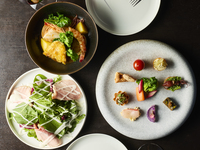 전채 10종 모듬으로 선택할 수 있는 메인의 호화 프렌치 런치