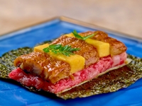 Summer [Shinjuku Ushimitsu Opening Celebration Course] featuring "Selected Wagyu Beef and Eel Yukke Dog," "Selected Fillet Beef Spicy Brioche Cutlet Sandwich," and "7 Selected Grilled Dishes"! Limited-time offer: All drinks for 100 yen!
