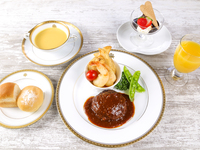 "A slightly more grown-up hamburger plate" - Children's hamburger course meal