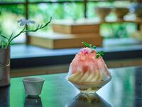 [Summer Limited Edition Frozen Dessert] Shaved ice with domestic peaches and milk, served with Japanese black tea, available at the tea room.