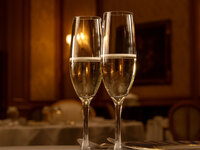<Anniversary Dinner> Includes a complimentary glass of champagne and a luxurious 6-course seasonal meal featuring abundant seasonal ingredients | ¥25,000