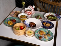 【Water Lily Course】13 Dishes Including Hong Kong Roast Char Siu, Jumbo Prawn Dish, and Seasonal Steamed Soup｜Free-Flow Drink Option Available