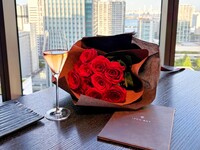 [Private Room Proposal Plan] Bottle of Champagne + Smoke & Fire 7-Course Meal: Main course is "Wood-fired Japanese Beef Fillet," accompanied by an anniversary cake and a bouquet of 12 red roses.