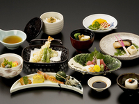 【含交通】河畔懷石料理晚餐：包含烤香魚、京都料理和自然風光的 10 道菜式，以及日本啤酒。