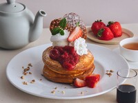 [June Limited (Starting June 3rd)] Drink Set / Strawberry, Rhubarb, and Yogurt Mousse Pancakes with Earl Grey Sauce