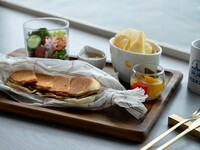 【ライトミールセット】スパークリングワイン飲み放題付き！厚切りピクニックハム、グリュイエールチーズとピクルスのキューバサンド | 3,600円