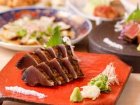 6～8月 月・火・土曜日限定【飲み放題】かつをの藁焼き塩たたきと鶏もも肉の藁焼き全5皿【桂浜コース】
