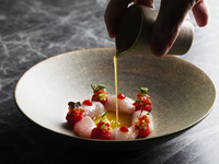 [Dinner: Presentation] 7-course meal with your choice of main dish + a glass of champagne