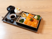 とろサーモンといくらの彩り重