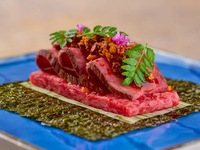 個室確約　新【夏の恵比寿うしみつ4周年記念コース】「よだれ牛ユッケドッグ」「厳選牛のメンチカツサンド　〜ハラペーニョ〜」焼きのスペシャリテ「ヒレと甘海老のネギ塩焼き」を含む厳選された焼き物7種をご提供