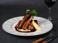 Vinagre de Ryukyu Moromi, costillas asadas con miel y una lujosa barra de ensaladas.