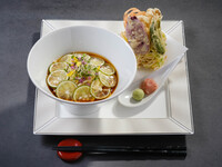 Tempura de verduras de la isla y soba Shikuwasa (fría) con una lujosa barra de ensaladas.