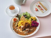 【デザート＆ドリンク付きのスペシャルランチ】バターチキンのスパイスカレー ミールス仕立て