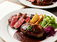 牛排和短角牛肉汉堡午餐