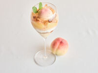 【7・8月限定！】桃が彩るプレミアムパフェ+選べるカフェドリンク1杯(平日7/1～8/31)
