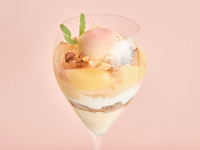 【7・8月限定！】桃が彩るプレミアムパフェ+選べるカフェドリンク1杯(週末・祝日7/1～8/31)