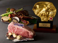 [Daisetsu] Lunch & Dinner: A course featuring the world's three greatest delicacies, live Ezo abalone, king crab or spiny lobster, and Kobe beef.