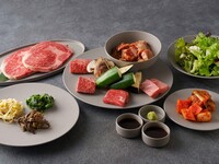 [Dinner] Charcoal-grilled yakiniku with a view of the castle tower | Meat course