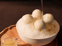 From July 1st: [Lunch Reservation Only] Prix Fixe Course including champagne, shaved ice with mochi, and Taiwanese tea. *Minimum 3 people required.