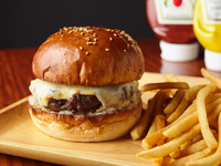 【HALAL黒毛和牛】モッツァレラチーズバーガー