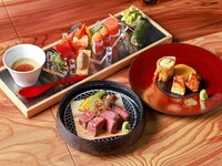 【Mesas】 Curso de sushi e petiscos – 27 pratos: petiscos, tempurá, pratos de carne e sushi. Uma oportunidade para saborear plenamente todo o encanto de Tomikawa.