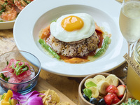 【代官山ご褒美ランチ】前菜盛り合わせ～メインが4種から選べる＋アサイーボウル　【ワイン含む1ドリンク付き」¥3300