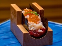 個室確約【姉妹店銀座ちかみつ焼肉百名店2025受賞記念コース】「厳選和牛の蟹・いくらユッケドッグ」「厳選ヒレ肉の旨辛ブリオッシュカツサンド」更に厳選された焼き物を7種部位に合わせた薬味で提供