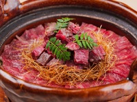 包廂確保【惠比壽牛満 Premium 套餐】「和牛海膽生食狗型料理～現場製作～」、「精選菲力肉的香辣布里歐麵包炸肉三明治」、「精選和牛菲力與西冷牛排的土鍋飯～櫃蒸～」